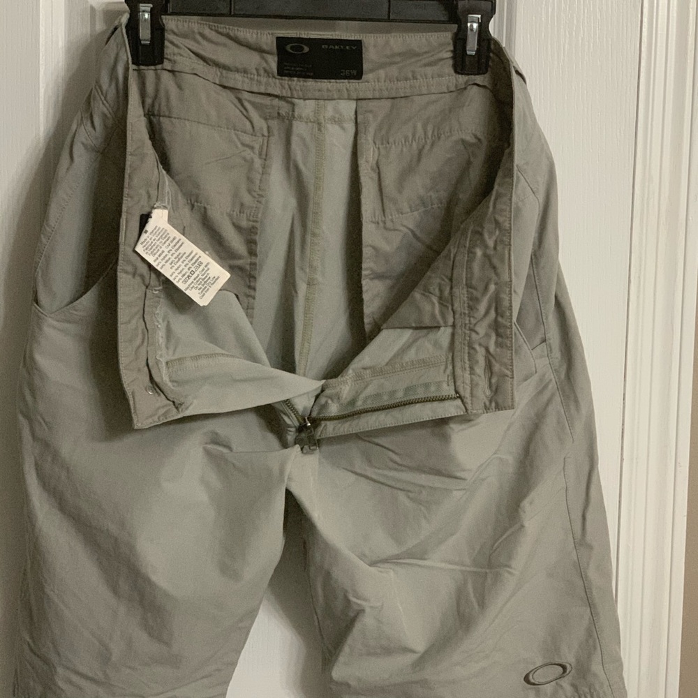 Men’s golf shorts